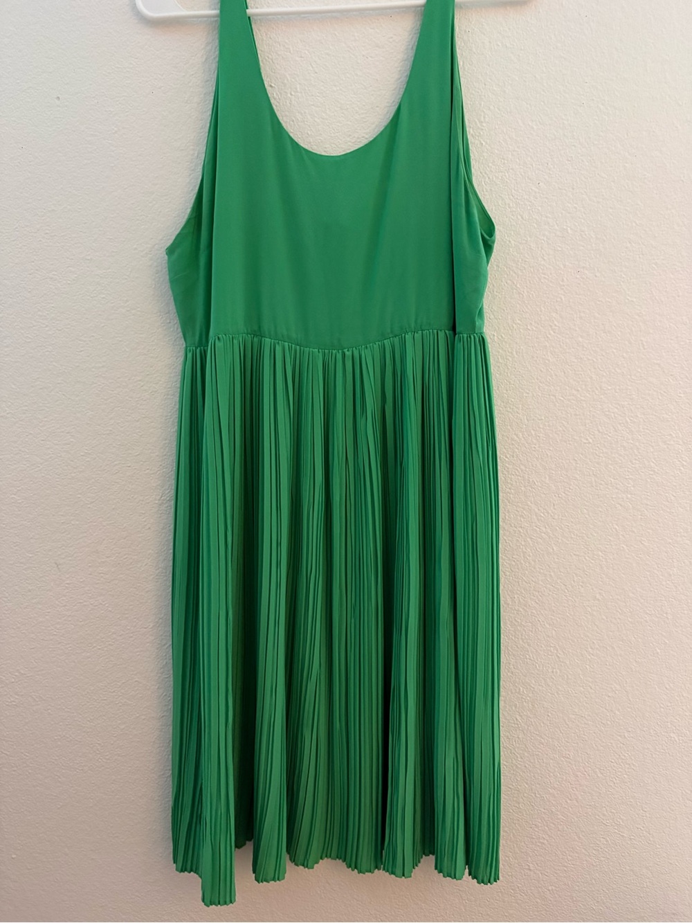 Alice + Olivia Bright Green Silk Pleated Backless Cocktail Dress - Picture 8 of 12